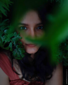 fotografía rostro mujer entre arbustos